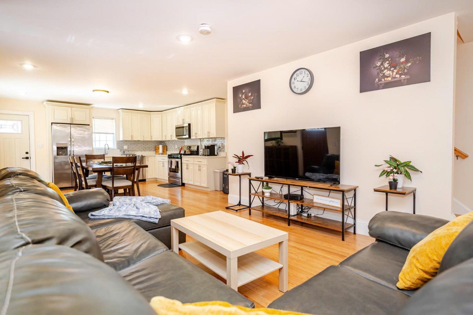 Апартаменты 37 - 3Br Quincy - Cozy Townhouse Near Blue Hills Экстерьер фото