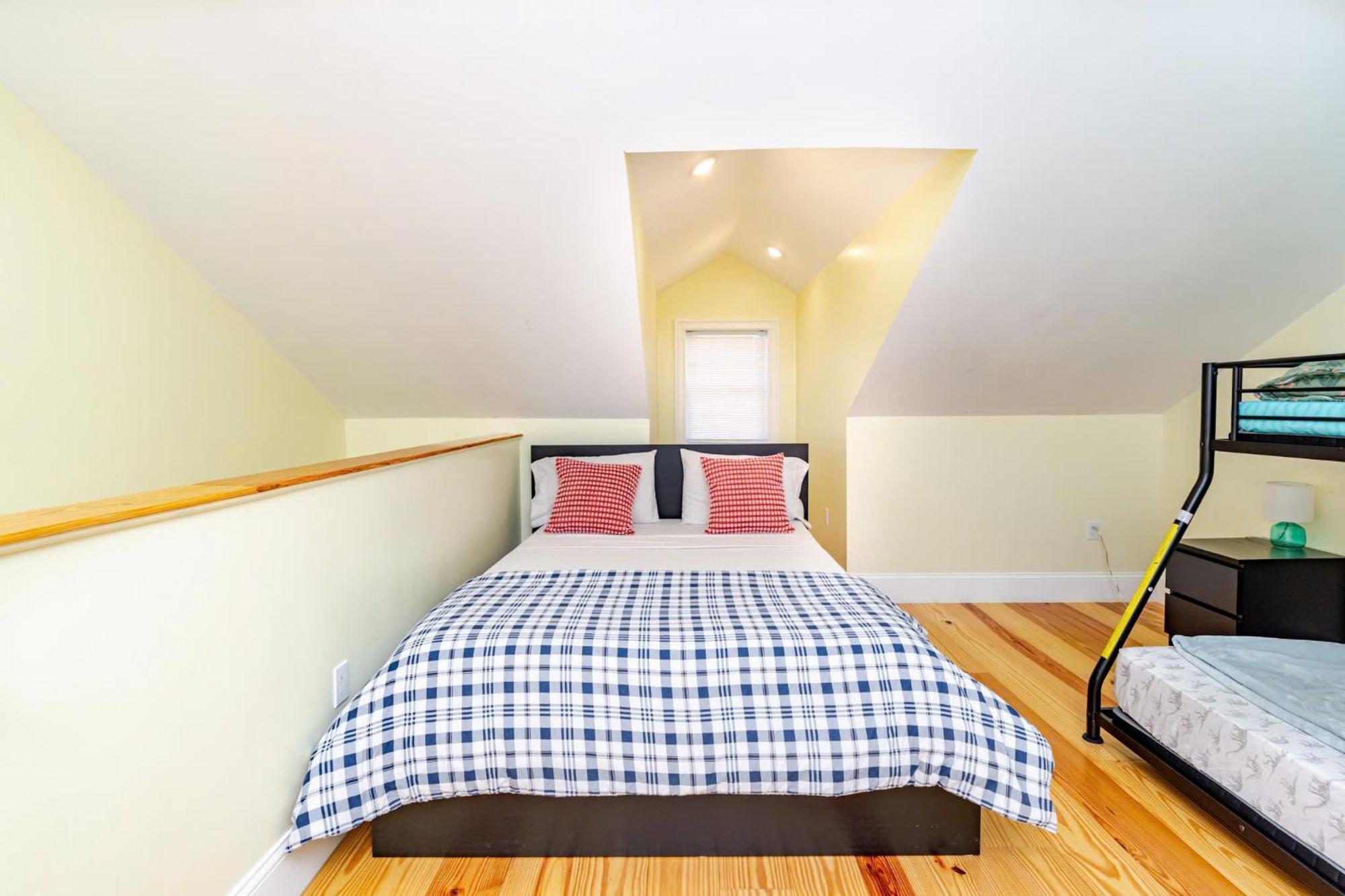 Апартаменты 37 - 3Br Quincy - Cozy Townhouse Near Blue Hills Экстерьер фото
