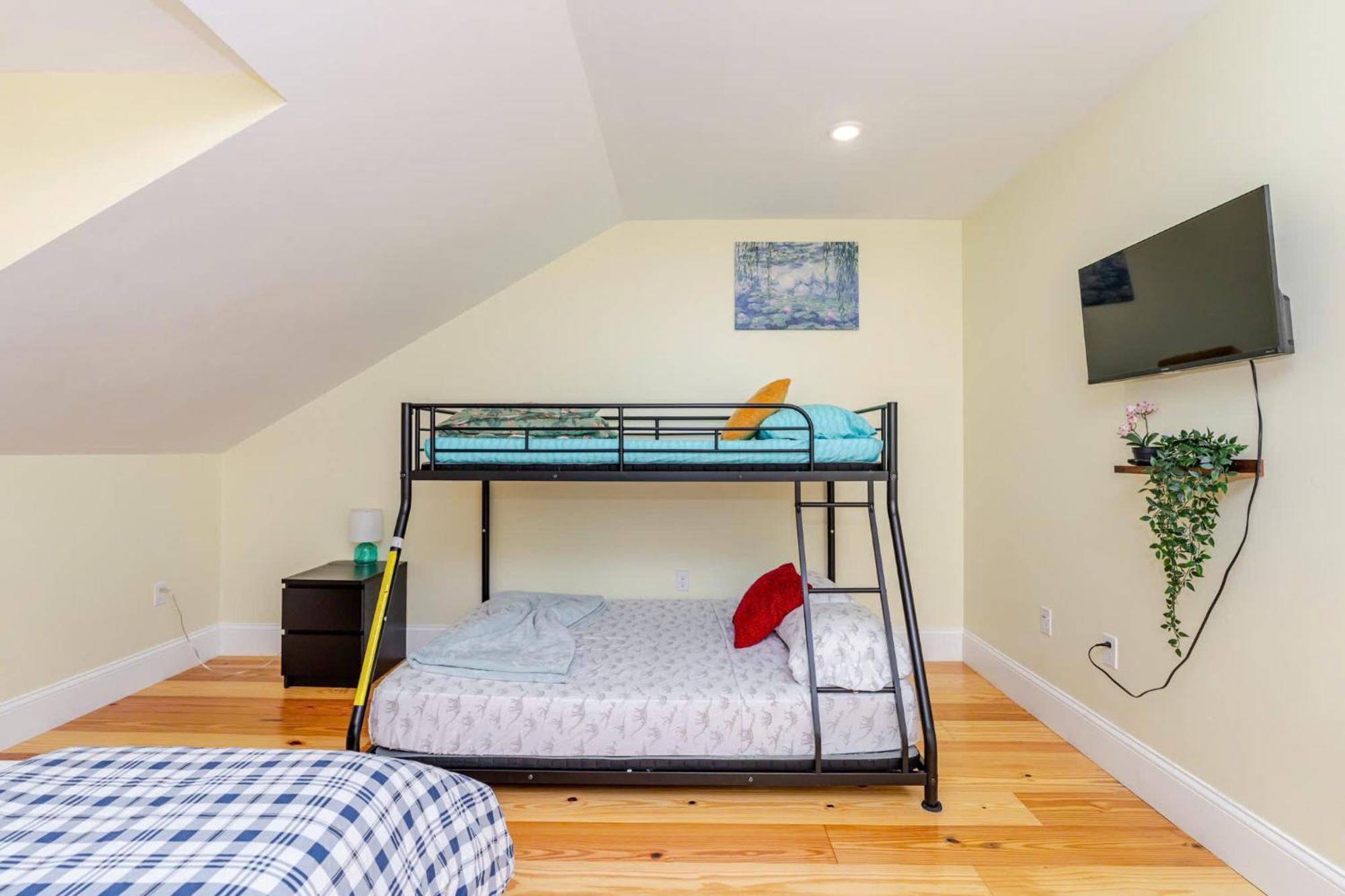 Апартаменты 37 - 3Br Quincy - Cozy Townhouse Near Blue Hills Экстерьер фото
