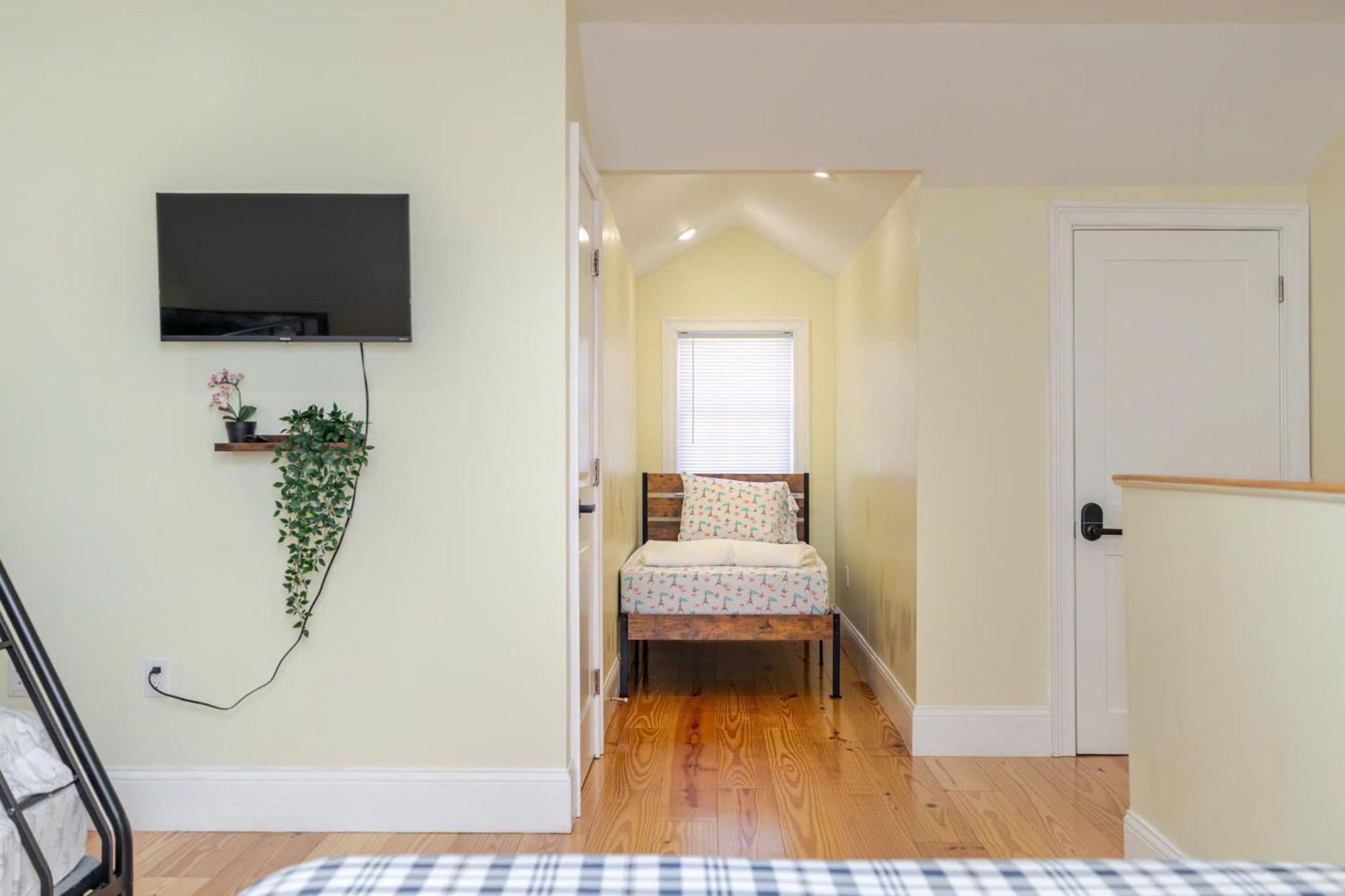 Апартаменты 37 - 3Br Quincy - Cozy Townhouse Near Blue Hills Экстерьер фото